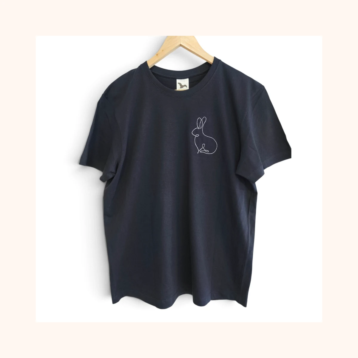 Vyšívané tričko so zajacom - minimalistický jednoťahový dizajn, unisex, vlastný text na želanie